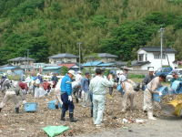 石巻市での海浜清掃の様子の写真です