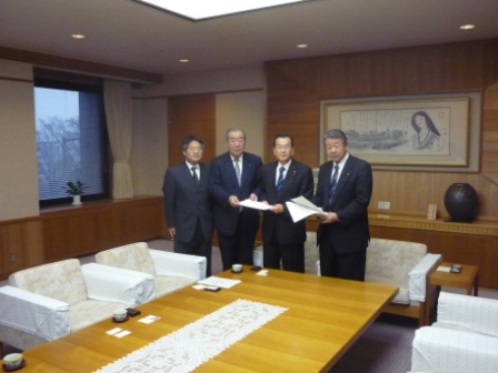 写真　災害廃棄物の広域処理推進に向けた要請活動　24年2月6日　三重県議会