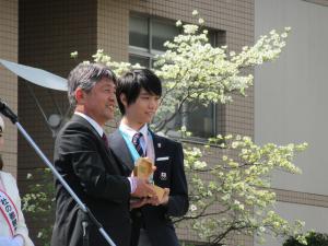 羽生選手に中島議長から宮城県議会議長特別表彰記念品「特注木製オルゴール」を贈呈