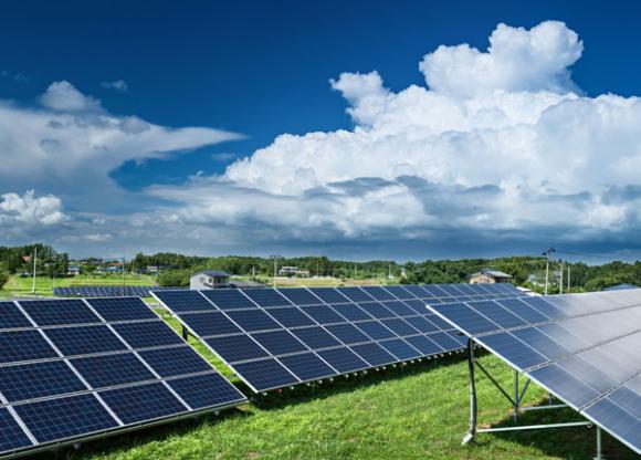 入道雲と太陽光発電パネル