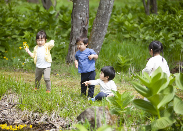 自然の中で遊ぶ子どもたち