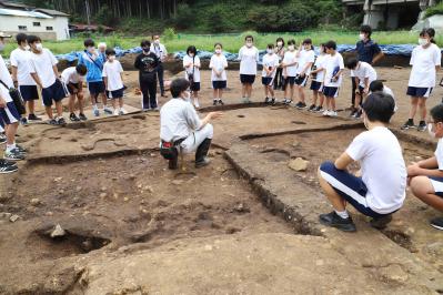 中学生の見学風景