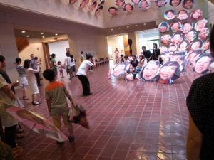 笑顔の傘で写真撮影 1