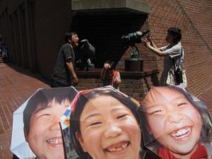 笑顔の傘で写真撮影 4