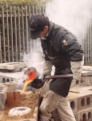 高橋勉公開制作、鋳込作業