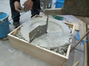 石膏を流し込むための粘土の型をつくる
