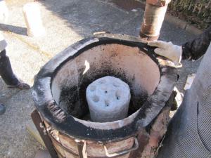 焼き窯で鋳型を焼き、脱蠟する