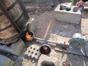 焼き窯で鋳型を焼き、脱蠟する。