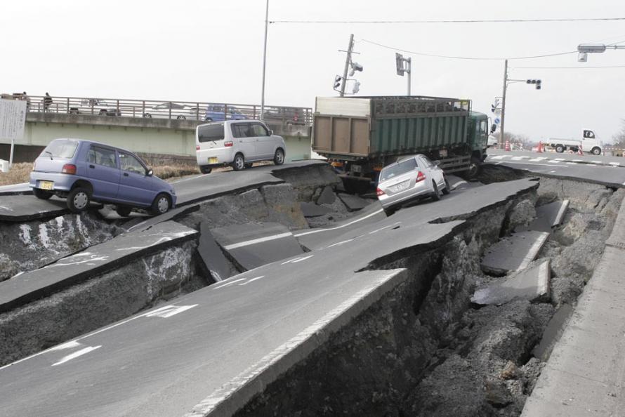 【大崎市】大崎市古川江合附近 坍塌的道路（2011年3月11日拍摄）