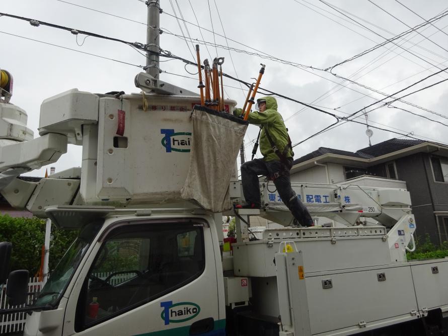 高所作業車に乗り込む修了生の写真