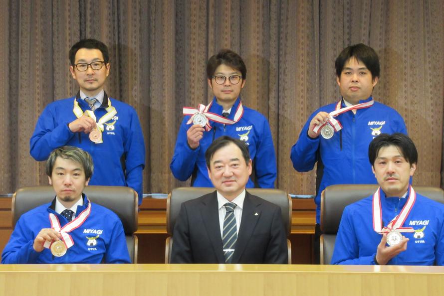 入賞者の皆さんと池田副知事