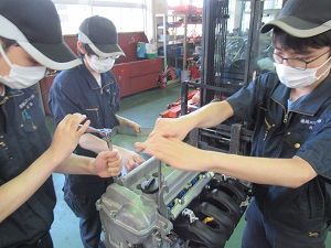自動車整備の様子