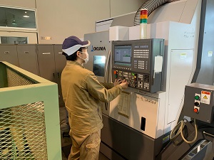 数値制御旋盤作業を行っている様子