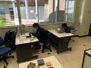 ハイトゲージを使用して測定している様子
