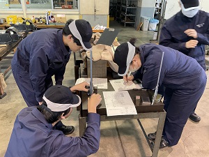 ケガキをしている様子
