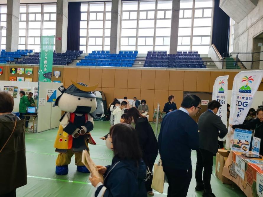 写真：むすび丸グリーティングの様子（遠目）