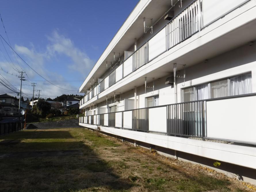 志津川教職員宿舎前面