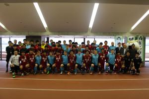 親善試合オープニングセレモニー（赤：仙台大学サッカーチーム,水色：ニジェゴロド州サッカーチーム）