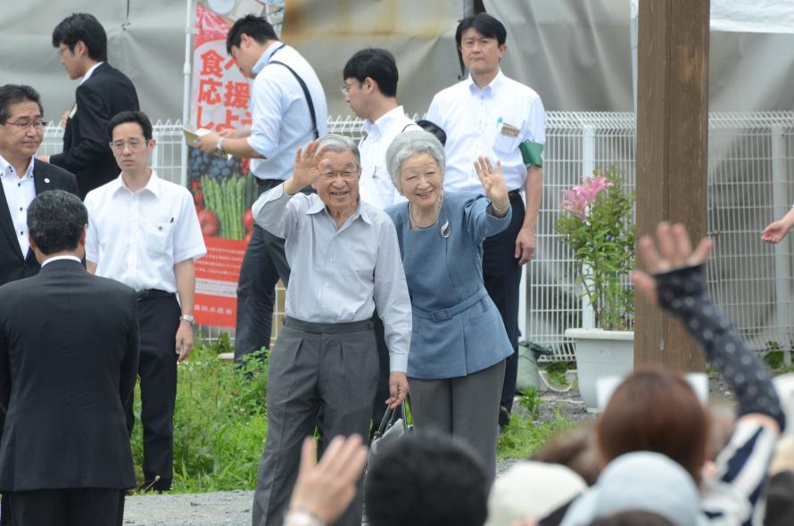 南三陸さんさん商店街を訪問される両陛下の画像