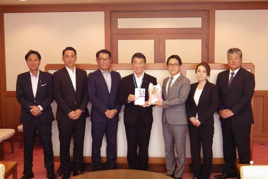 贈呈式の際の記念撮影の様子