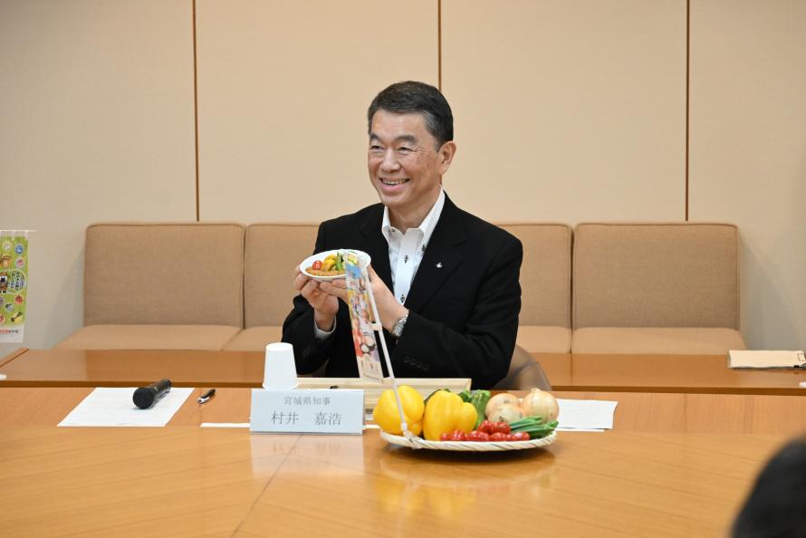 カレーを試食する村井知事
