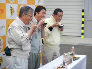 地域の食材を食べる村井知事ら参加者の様子