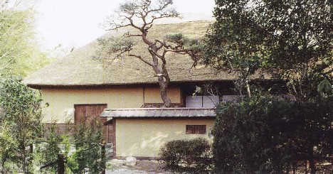 住宅と路地塀