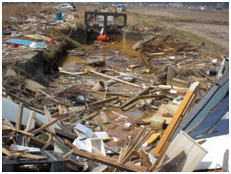 石巻市渡波地区排水路災害廃棄物撤去前の写真2