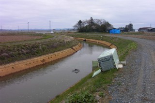 投げ捨てられた家電製品の写真